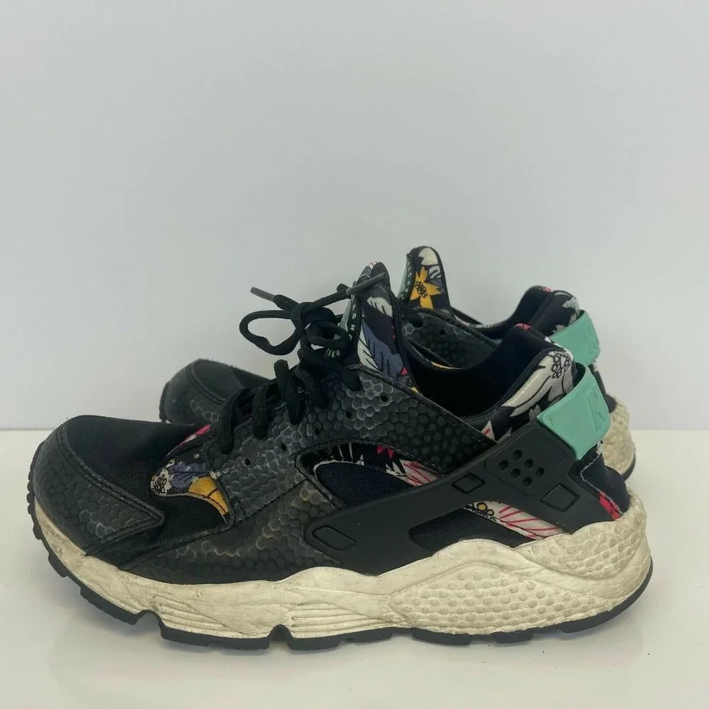 Nike Air Huarache Aloha Print Shoes Floral Pattern Black Womens Size 9.5 - Picture 1 of 6